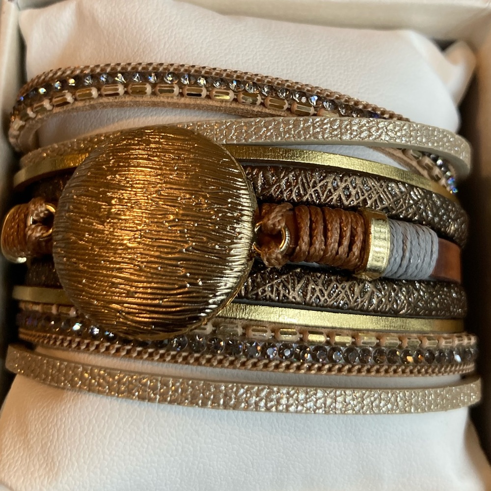 Bracelet by SAACHI